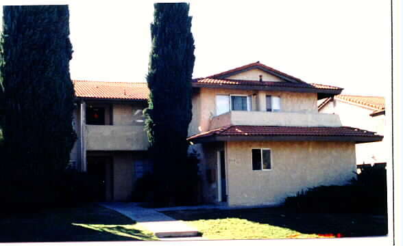 Building Photo - 1918 E Del Mar Ave