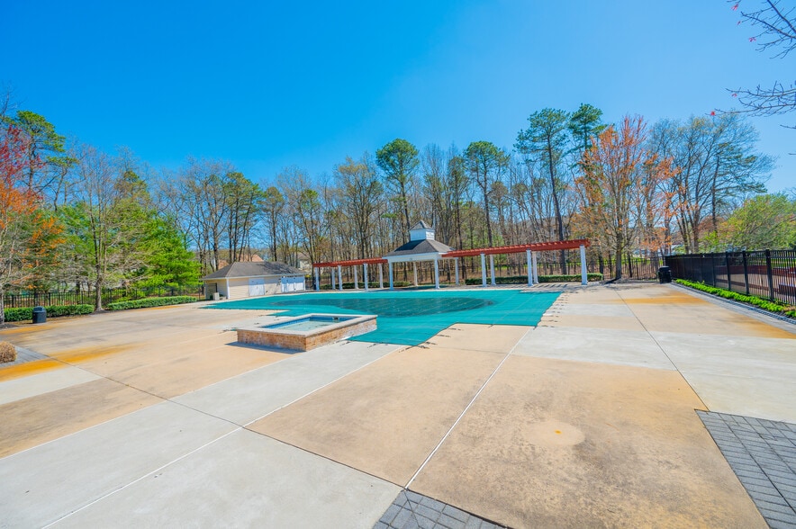 Beautiful outdoor heated pool - 539 Sophee Ln