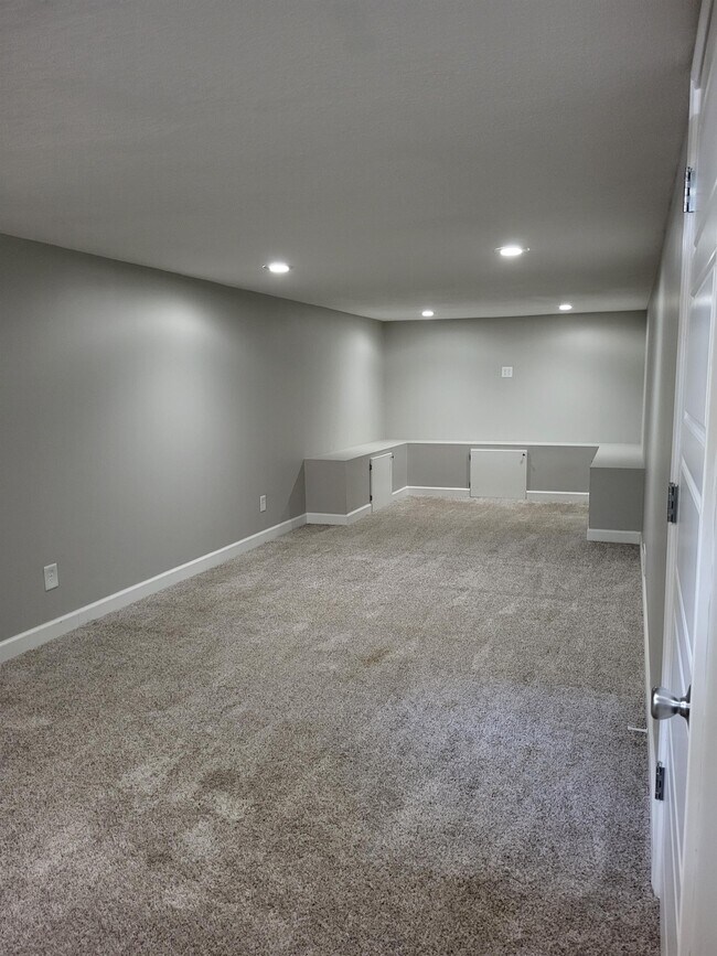 Building Photo - 1324 Hillside Dr