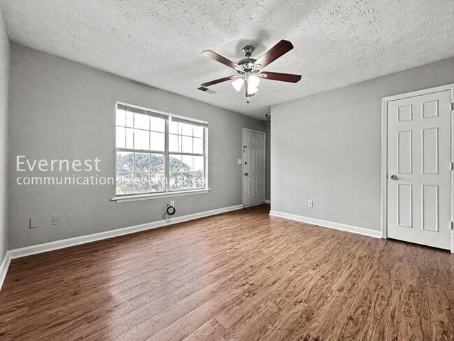 Building Photo - 2 Bed/1.5 Bath Townhome with Modern Amenities / Pet-Friendly / Coming Soon!