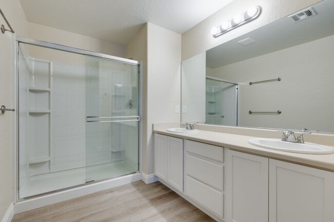 Building Photo - Upgraded spacious 4bedroom home near Mountains Edge!