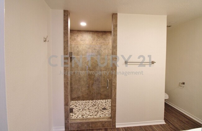 Building Photo - Fabulous 2-Story 5/2.5/2 Adjacent to Creek In DeSoto For Rent!