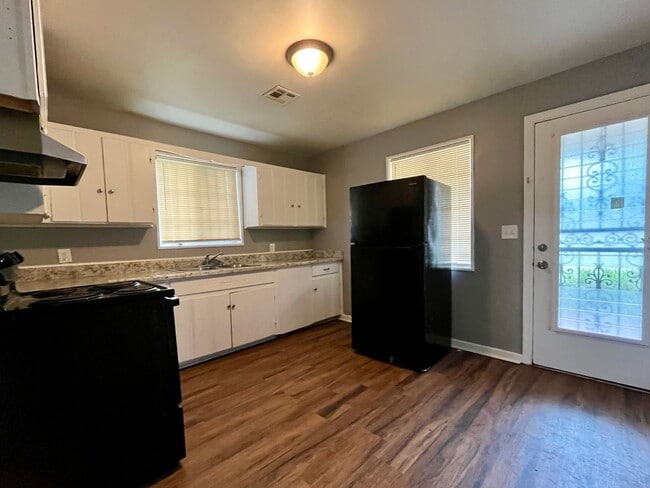 Building Photo - Updated 3 Bed 1 Bath! First Month's rent FREE!