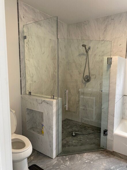 shower - 3047 Edgehill Dr