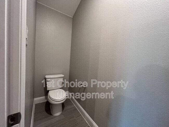 Building Photo - 2101 Sun Star Dr