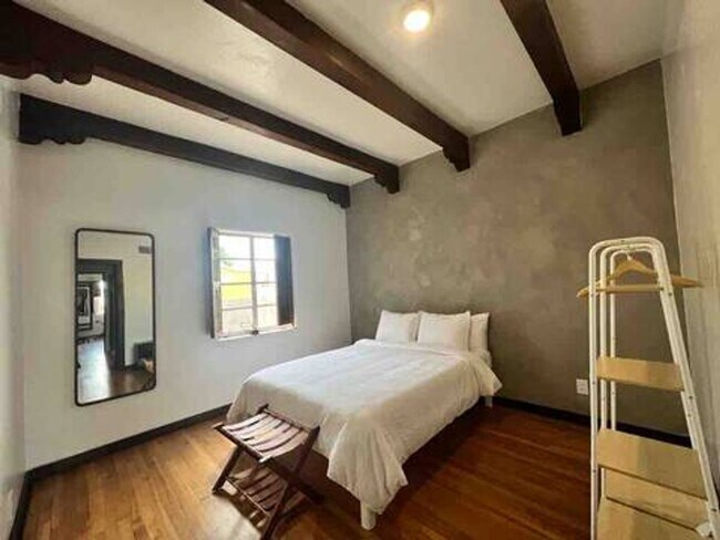 Building Photo - Historic Barrio Home Downtown Tucson