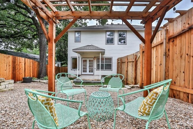 Building Photo - 1700 Perez St