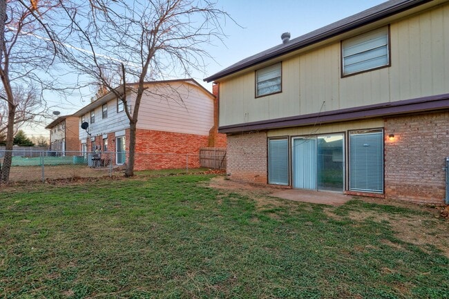 Building Photo - 3 bed 1.5 bath duplex in Midwest City