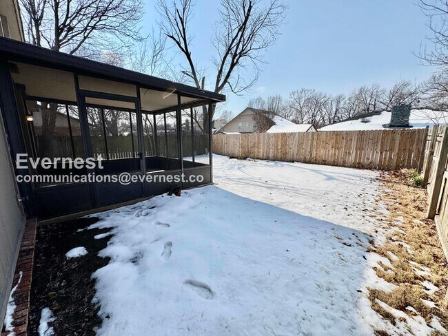 Building Photo - 3 Bed, 2 Bath Townhome with Fenced Yard & Garage / Pet-Friendly / Available Now!