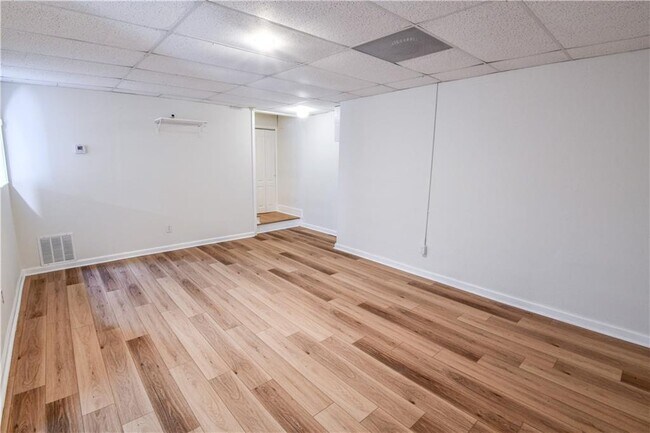 Building Photo - 1865 Oak Tree Hollow