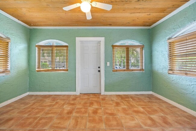 Building Photo - Charming 2-Bed With Backyard Oasis In West Palm Beach!
