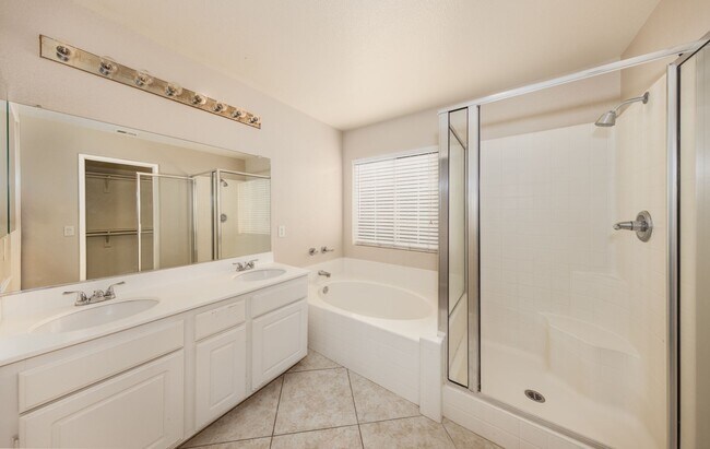 Building Photo - Spacious Home with Loft and Big Backyard