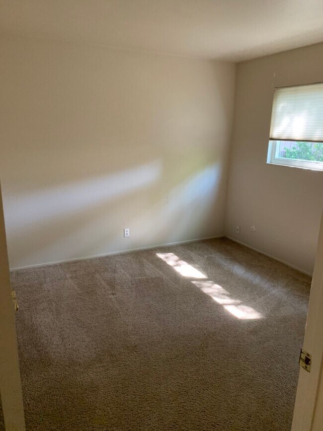 Building Photo - 3 Bedroom Home Near Slide Hill Park-$500 O...