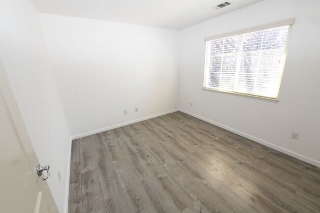 Building Photo - 2145 Kingsbury Cir