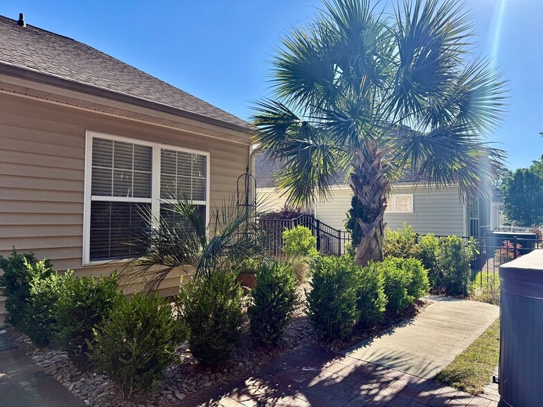 Building Photo - 250 Vesta Dr