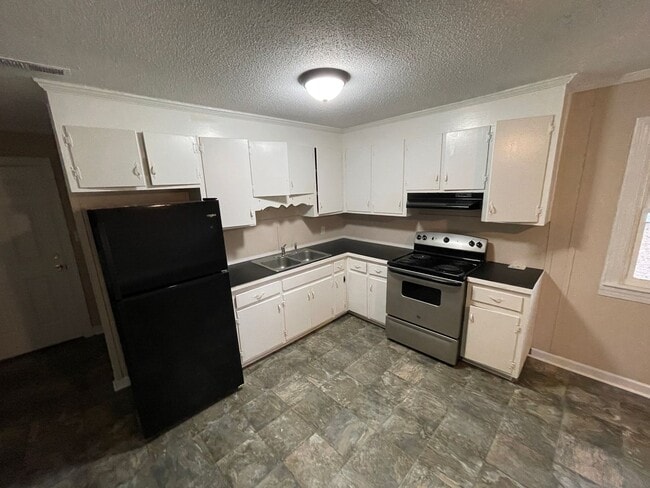 Building Photo - 4 Bedroom Brick House - Vouchers Accepted