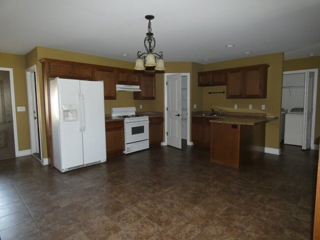 Building Photo - 627 N Edgemere Dr