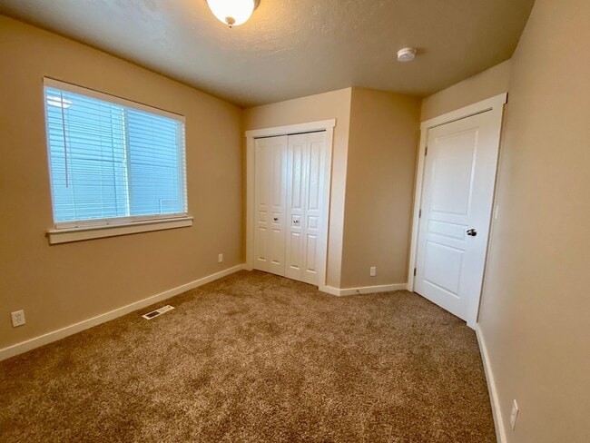 Building Photo - Lovely 4 Bedroom (+ Large bonus room) in B...