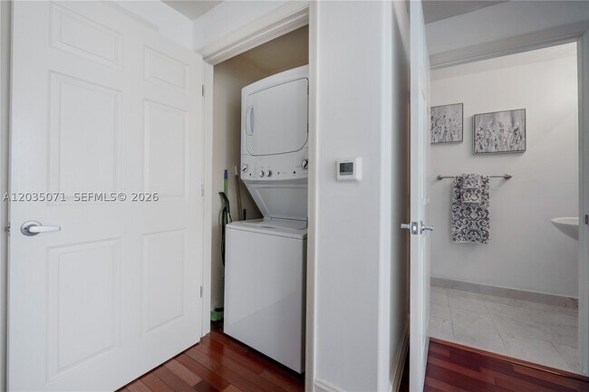 Building Photo - 6515 Collins Ave