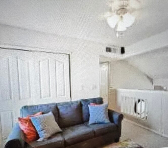 Loft space - 637 Esmeralda Armendariz