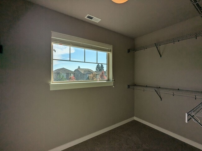 Building Photo - Newer 3 bedroom plus Den and Amenities in The Bridges