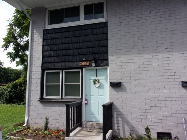 Primary Photo - 2 Bedroom 1 Bath Townhome Minutes to Uptow...