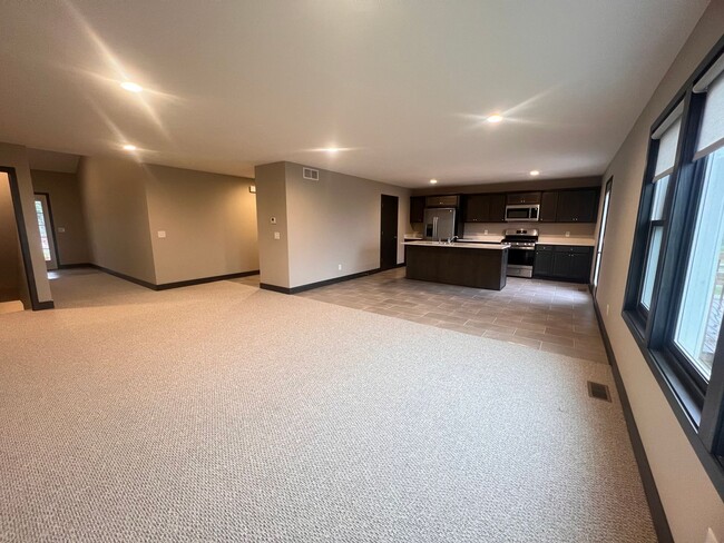 Building Photo - Four Bedroom Duplex in Caledonia!