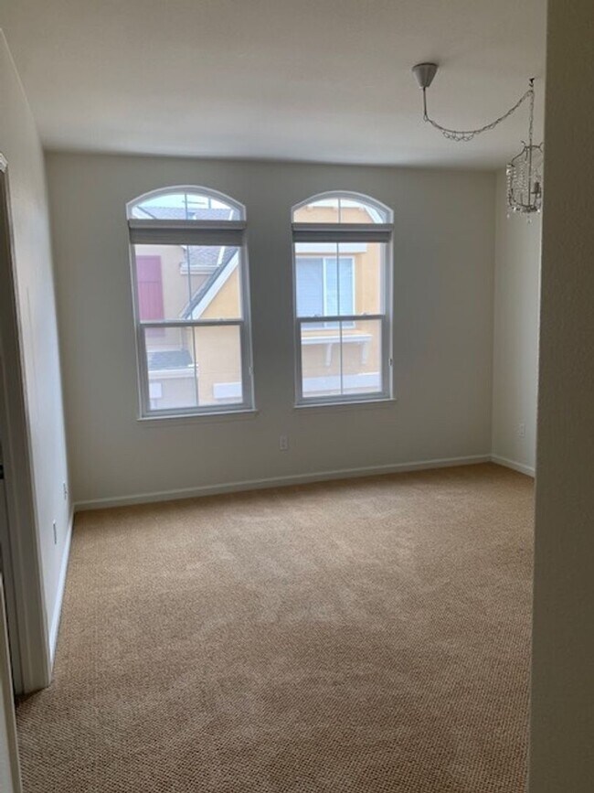 Building Photo - GORGEOUS MODERN 3BR 3BA TOWNHOUSE IN BEAUT...