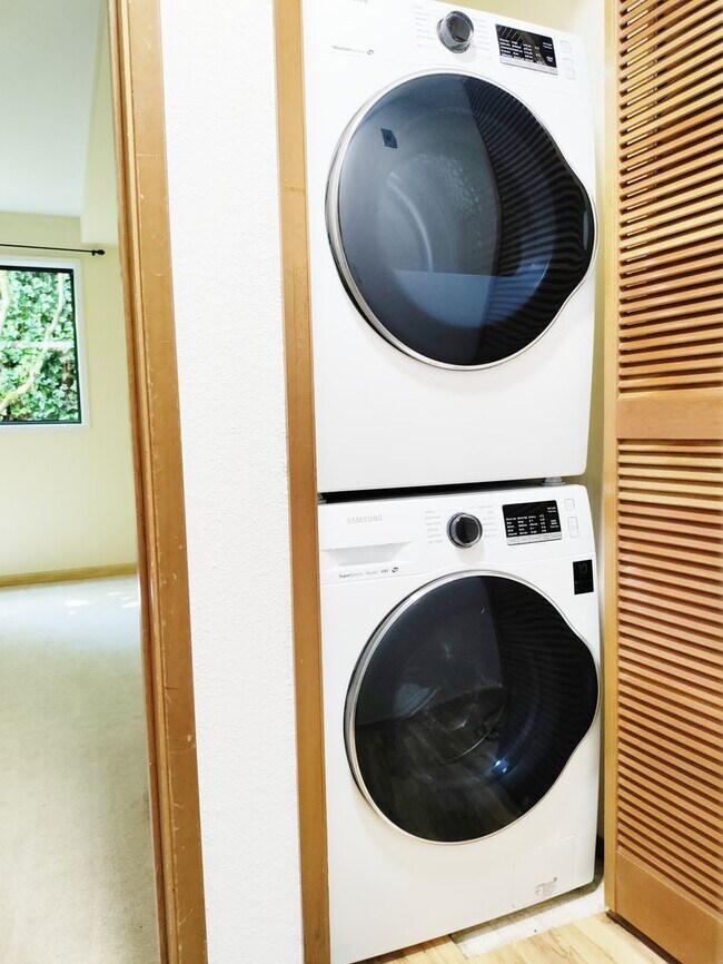 Building Photo - 2Bd/1Ba Seattle Condo