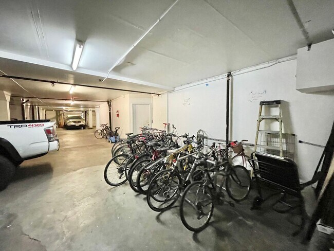 Building Photo - Charming Studio Apartment in the heart of ...