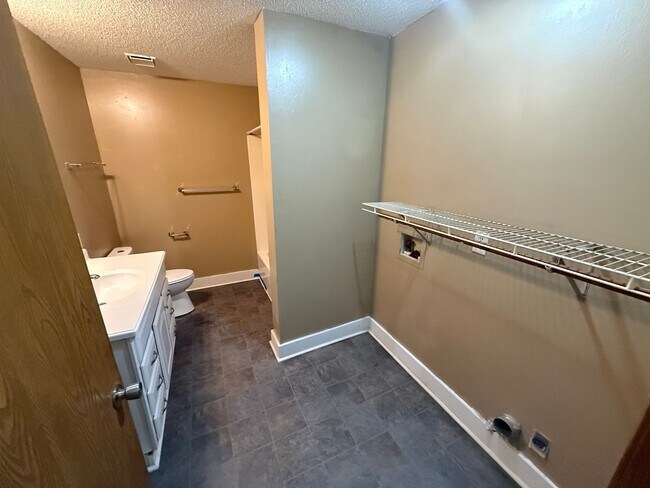 Building Photo - 2BR 1BA Duplex w/ Garage and Shared Yard in Blue Springs