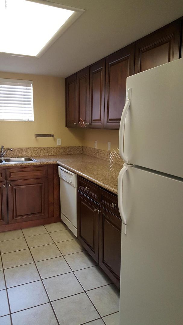 Building Photo - Charming 2 bedroom 1.5 bath townhome with ...