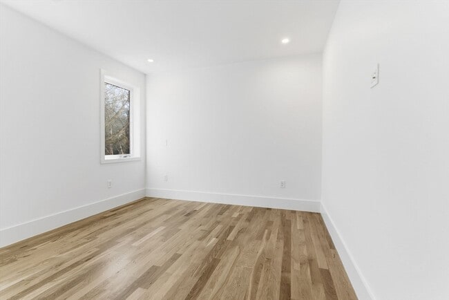 Building Photo - 82 Louise Rd