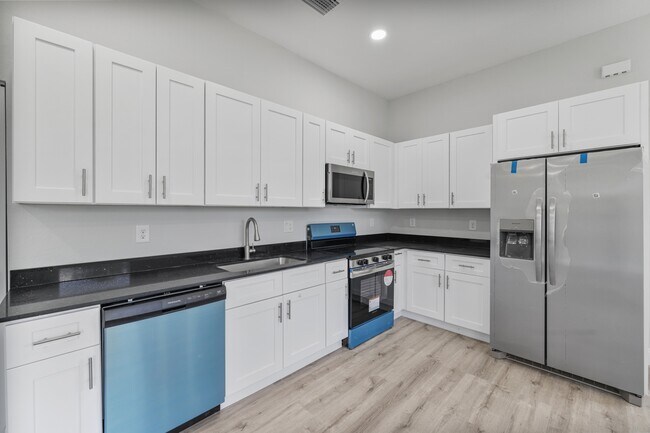 Building Photo - 556 Sherwood Ave S