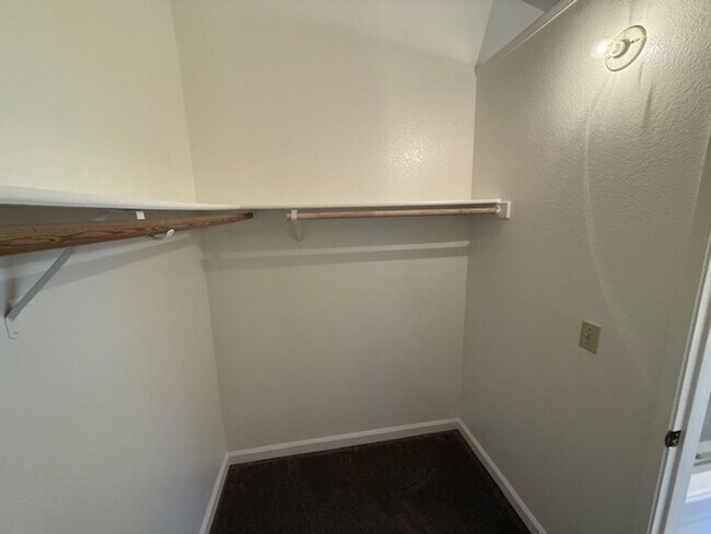 Building Photo - 512 Toyon Pl