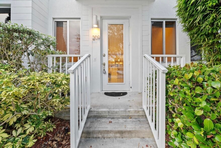 Building Photo - 2641 NE 212th Ter