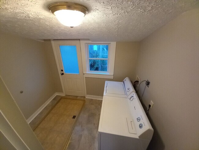 Building Photo - Duplex...3 Bedroom 1 Bath