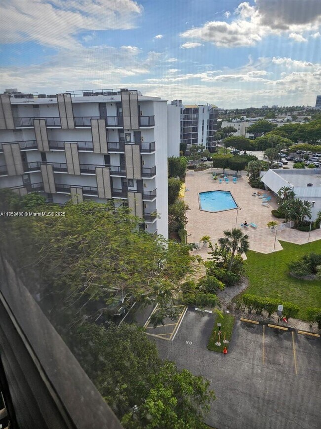 Primary Photo - 20500 W Country Club Dr