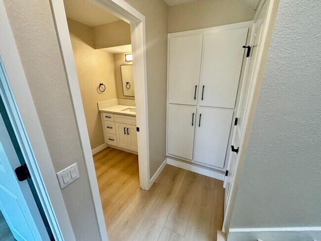 Building Photo - Remodeled 3 bed 2 bath townhome in Friars ...