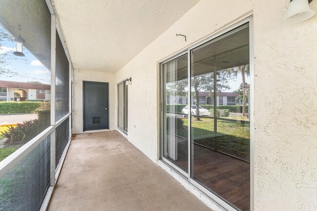 Building Photo - 9977 Three Lakes Cir