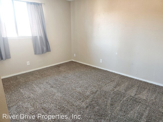 Building Photo - 2 br, 2.5 bath House - 932 E. Oakridge Avenue