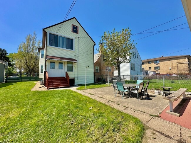 Building Photo - 3807 N Narragansett Ave