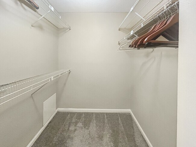 Building Photo - One Bedroom Apartment in Gated Community - Easy Highway Access!