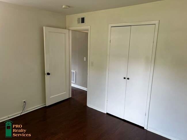 Building Photo - 3 Bedroom Bungalow in St. Louis Park