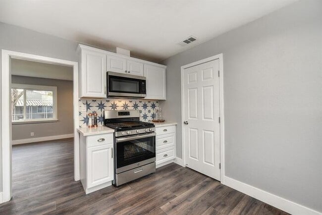 Building Photo - Beautifully Remodeled Duplex - 2 Bed, 1 Bath
