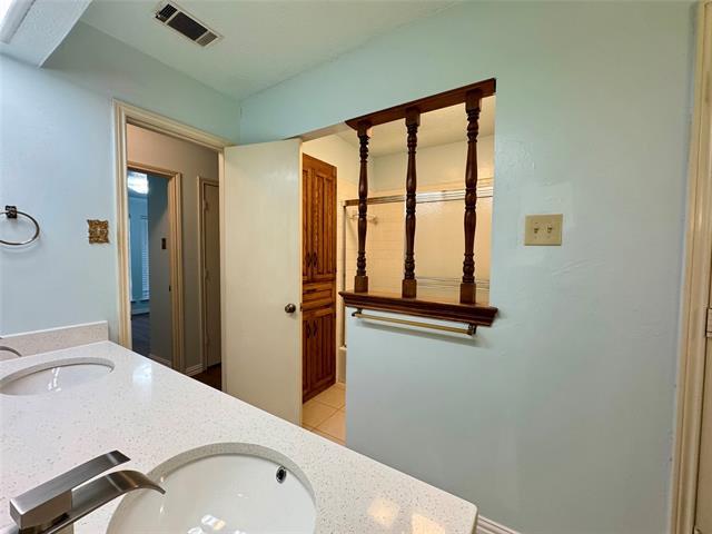 Building Photo - 1925 Glen Hill Dr