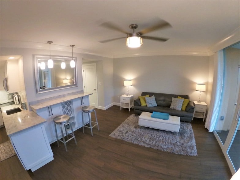 Spacious living room - 15 S Golfview Rd