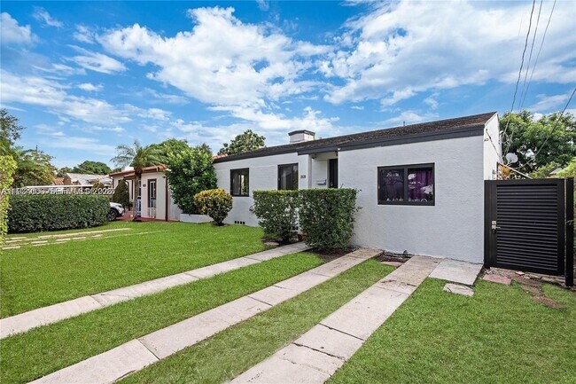 Building Photo - 2520 SW 20th St