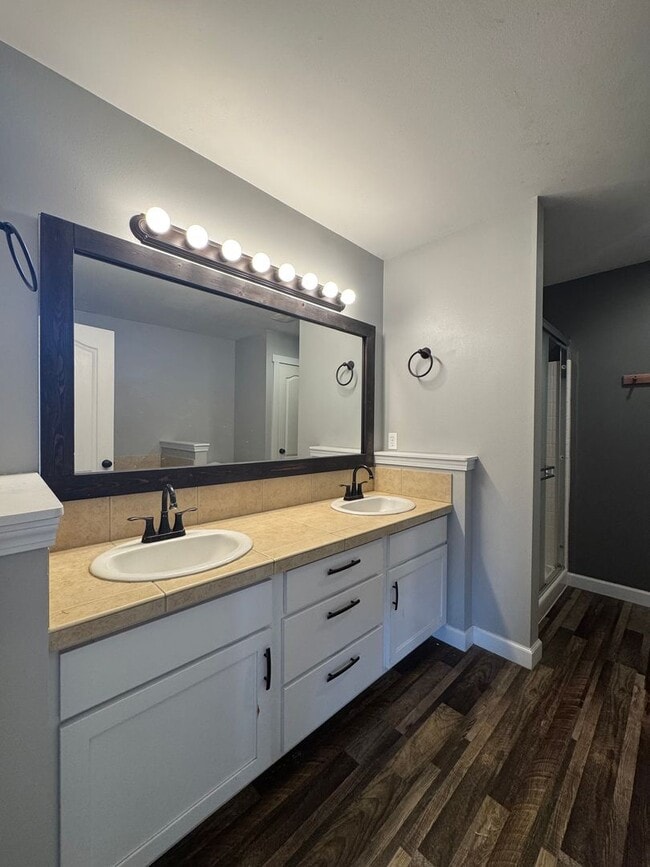 Building Photo - HUGE PET FRIENDLY Rental