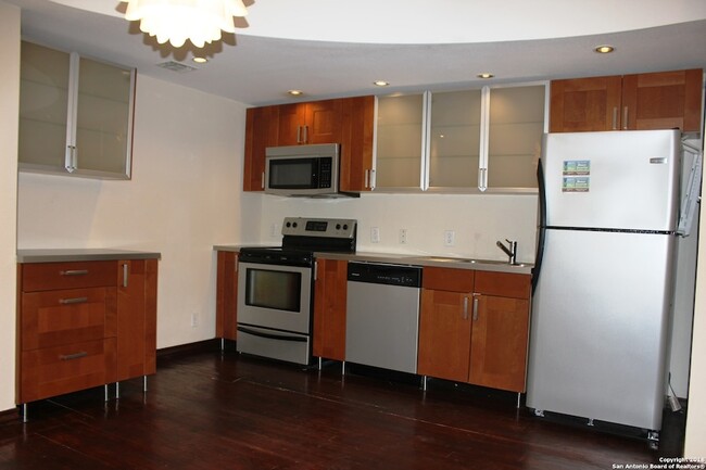Building Photo - 810 E Ashby Pl